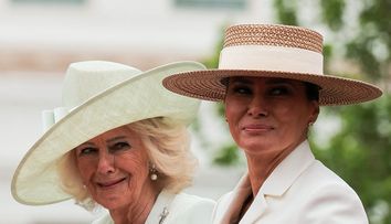 Melania Trump și regina Camilla au făcut schimb de cadouri la Casa Albă! Alegerea primei doamne a SUA a atras atenția prin simbolismul său