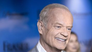 La 70 de ani, ar putea să își plimbe nepoțeii în parc, dar el o face cu propriul bebeluș. Actorul din Fraser, la al optulea copil