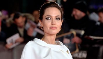 Imagini controversate cu Angelina Jolie. A gatit si a mancat gandaci si paianjeni alaturi de copiii ei: VIDEO