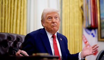 Ce poză are Donald Trump pe ecranul telefonului lui mobil! Paparazzi au surprins imaginea și surpriză: n-o să ghiciți nici într-o mie de ani
