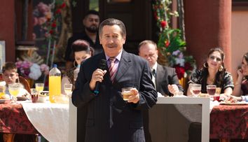 Primul episod din serialul TĂTUȚU’, astăzi, la PRO TV: „Răul se face cu grijă, să aibe și un pic de bine în el. Dacă e numai rău, ți se întoarce ție, care îl faci”