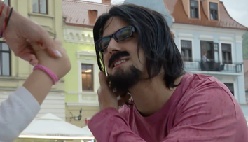 Șef sub acoperire, 24 octombrie 2024 - Octavian Madar devine Rareș Grigore, un fost jucător de handbal accidentat. Când își întâlnește copiii deghizat, are parte de reacții cu totul neașteptate: 