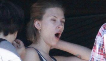 Scarlett Johansson, nemachiata si cascand de plictiseala! FOTO
