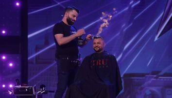 Nu încercați asta acasă! Hairstylistul care se joacă cu focul i-a îngrozit pe jurați