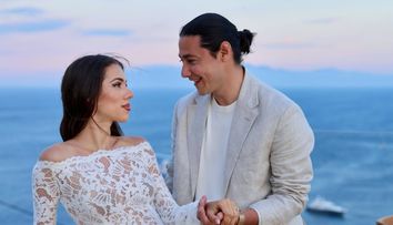Cezara Munteanu a spus „DA”! Actrița a fost cerută în căsătorie de Liviu Chițu într-un decor de vis în Mykonos | FOTO
