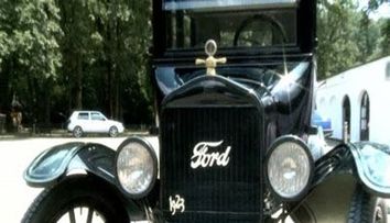Tu ai merge cu o masina Ford din 1923 prin oras? Vezi aici cum trebuie sa o conduci. VIDEO!