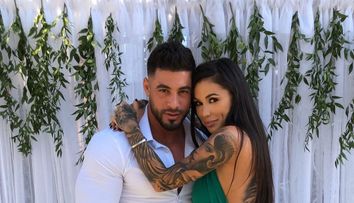 Roxana Vancea și soțul ei, Dragoș Paiu, și-au botezat băiețelul. Vedeta a purtat o ținută super sexy la biserică