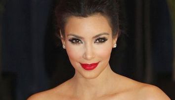 Kim Kardashian insarcinata, protagonista unui pictorial in costum de baie si cu minimum de machiaj