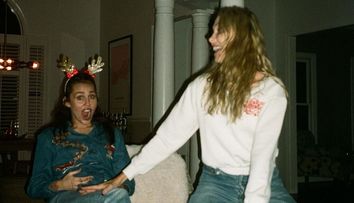 Par surori, nu mamă și fiică! Miley Cyrus, imagine de 3,5 milioane de like-uri alături de mama ei, Tish: „Poza asta mi-a vindecat depresia!”