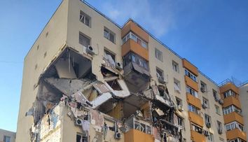De la explozia puternică produsă în blocul de pe Calea Rahovei s-au spart geamurile liceului Bolintineanu. Elevii au fost evacuați