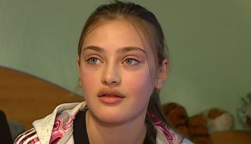 Ce a răspuns Păpușa de la Glina atunci când a fost întrebată dacă s-a logodit. Tânăra care ar fi devenit mamă la doar 17 ani a răspuns întrebării de pe buzele tuturor: „După cum se vede...”