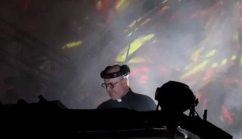 Un preot DJ a făcut senzație la un eveniment din Cluj! Imaginile au stârnit sute de reacții: „Mixez această credință” VIDEO