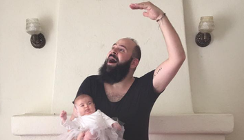 Face deliciul internetului alaturi de micuta sa in varsta de numai 9 luni. Cum a reusit un tata sa devina celebru