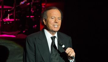 Acuzat de trafic de persoane şi infracţiuni sexuale, Julio Iglesias susține că e nevinovat. Artistul îşi pregăteşte apărarea alături de avocaţi