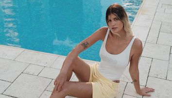Laura Giurcanu, apariție răvășitoare în bikini. Fosta concurentă de la Survivor se relaxează în Grecia