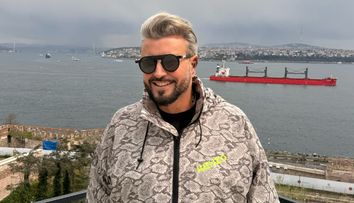 Cătălin Botezatu face ravagii și acum. Deși s-a despărțit de Nicolle de o jumătate de an, a recunoscut că are o relație de peste un an și jumătate. Designer-ul, declarații inedite despre partenera care l-a convins să îi dea papucii modelului de 18 ani: „Se suprapun, pentru că am vrut să știu care e mai ok”