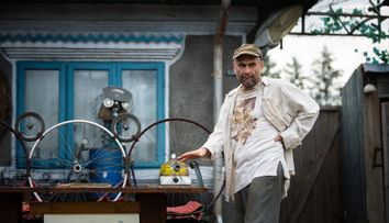 „Tu ești fericit? Trăiești viața care îți place și cum îți place?”- va fi una dintre întrebările pe care Celentano le va adresa consătenilor săi, în noile episoade Las Fierbinți