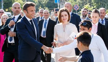Maia Sandu și Emmanuel Macron, la o plimbare prin centrul Chișinăului