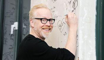 Adam Savage, de la MythBusters, acuzat de propria soră de abuz sexual. „Vrea să obțină bani”