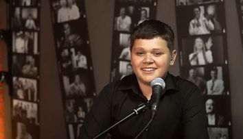 Cine este Oleg Spînu, băiatul care îi face pe oameni să plângă la nunți. A facut senzație cu melodia „Când mă sună fata mea”