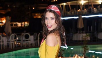 Sotia lui Bobby Paunescu, incredibil de sexy. A pozat in stada, intr-un costum de baie neincapator