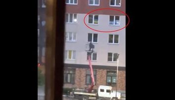 Ce a păţit un rus care şi-a pus la fereastră steagul Ucrainei și un mesaj anti-război- VIDEO