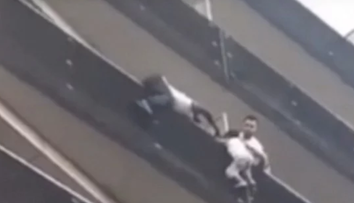 Un imigrant a devenit erou in Franta. Gestul sau l-a impresionat si pe presedintele Macron