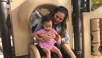 Un portret adorabil de familie a starnit numeroase controverse. Cum a reusit Chrissy Teigen sa atraga un val de critici