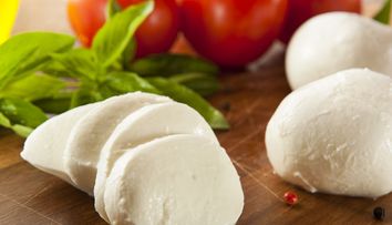 Romanii intorsi din Italia si Spania si-au deschis propriile afaceri. Vor sa dea lovitura in tara cu mozarella de Maramures sau paella de Bistrita