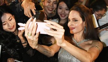 Angelina Jolie, unghii imposibil de lungi. Cu ce manichiură s-a afișat vedeta pe covorul roșu