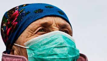 Un veteran de război de 99 de ani s-a vindecat de COVID-19 și a plecat din spital într-un mod triumfal