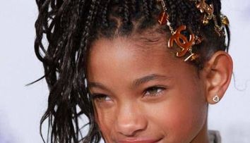 Willow, fiica lui Will Smith, si-a vopsit parul in culorile curcubeului. Uite cat de bizara este podoaba capilara a pustoaicei: FOTO