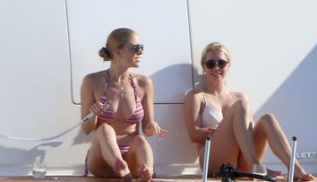 Moștenitoarea imperiului Swarovski are o siluetă demnă de model. Cât de bine arată tânăra în costum de baie