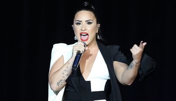 Demi Lovato face bani și de pe patul de spital. Faima artistei a crescut după supradoza de săptămâna trecută