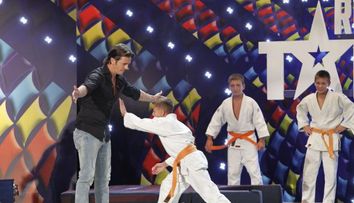 Mihai Petre, pus la pamant de un grup de judoka, la 