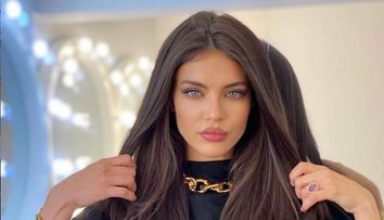 Imagini incendiare cu Alina Ceaușan și Christina Ich. Cele două au fost fotografiate sărutându-se