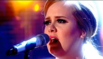 Adele a vrut sa dea foc ploii, cineva i-a dat foc lui Adele. NU e o gluma! :) <span style=