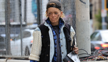 Imagini greu de privit cu o fostă frumusețe de la Hollywood! Cum au surprins-o paparazzii pe Loni Willison pe străzile din Beverly Hills