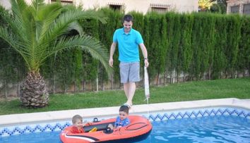 Andi Moisescu si-a rasfatat copiii cu o vacanta in Calpe, Spania