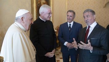 La Vatican, Sylvester Stallone l-a provocat pe Papa Francisc la o partidă de box. ”Ești gata? Hai să ne batem”