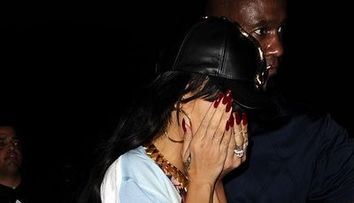 De ce se ascunde Rihanna? Unde a fost surprinsa aseara de paparazzi