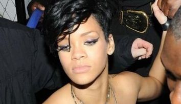 Rihanna, la betie. Cum si-a facut de ras o colega, pozand-o <span style=