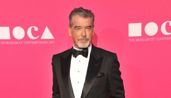 Dovada ca dragostea nu tine cont de aspect. Pierce Brosnan, surprins la plaja alaturi de sotie. Cum arata impreuna