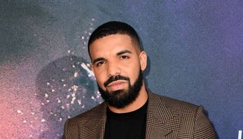 Cum arată spectaculoasa casă a lui Drake, din Toronto! Are propriul teren de baschet și piscină interioară