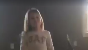O mama si-a surprins fiica dansand in fata camerei de filmat. Ce a urmat a fost urmarit de peste 7 000 000 de oameni