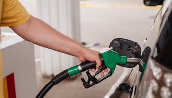 Cât a ajuns să coste motorina astăzi, 13 martie 2026. Șoferii sunt șocați atunci când ajung la benzinărie