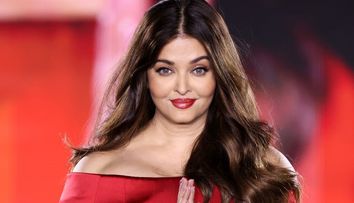În anii ‘90 era desemnată cea mai frumoasă femeie din lume. Indianca cu cei mai frumoși ochi, Aishwarya Rai, pe podiumul de modă la 50 de ani
