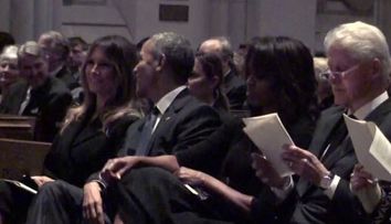 Barack Obama si Melania Trump, surprinsi facand glume la o inmormantare