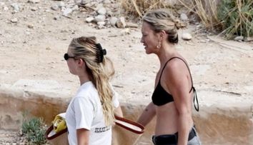 Care-i mama și care-i fiica? Kate Moss și Lila au întors toate privirile la plajă! În ce ipostaze au fost surprinse cele două: „Zici că sunt surori!”