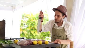 Chef Foa gătește miel împănat cu usturoi și salată de legume la grătar